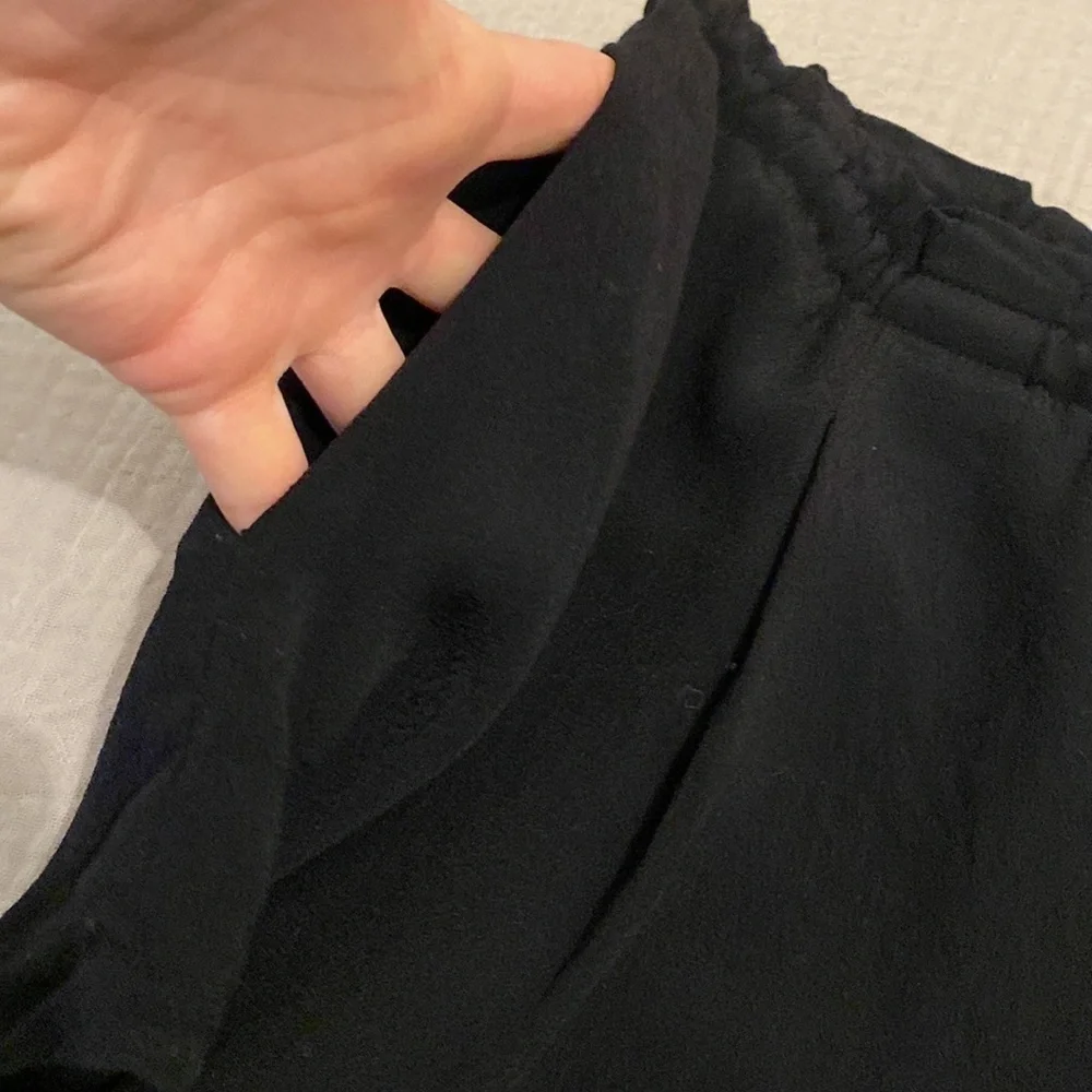 WILFRED ARITZIA BLACK DRAWSTRING SHORTS WITH POCKETS. Size M